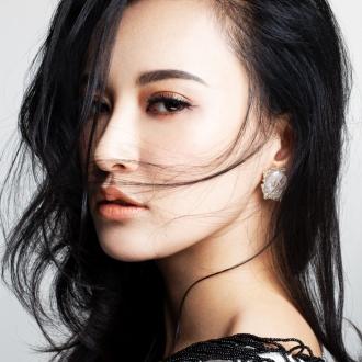 男人帮女演员:女明星刚坐下, 衣扣不慎崩开, 为何习惯伸手帮忙的是男助理