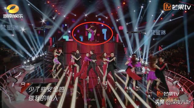 万茜举起受伤手臂:为什么说万茜是《乘风破浪的姐姐》里的皇族？