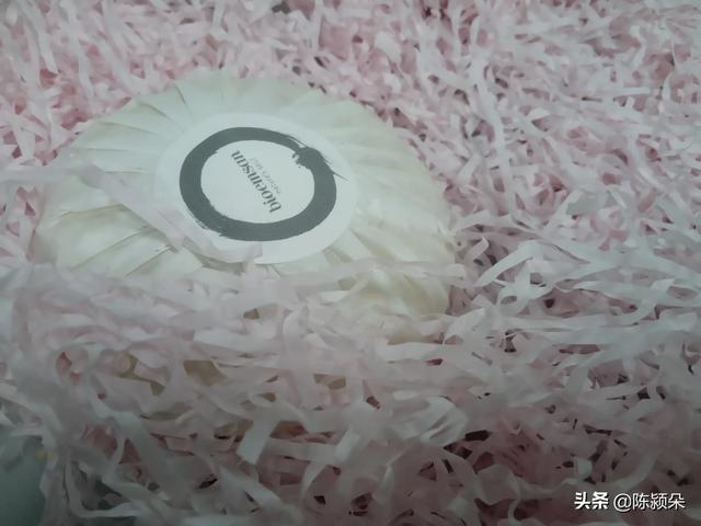 面部螨虫图片:脸上毛孔如“橘皮”，越来越粗，跟什么因素有关呢？螨虫可能吗？