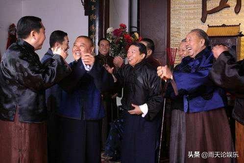 郭德纲最新电视剧:郭德纲的电视剧《相声演义》为什么播出时改名《窦天宝传奇》？