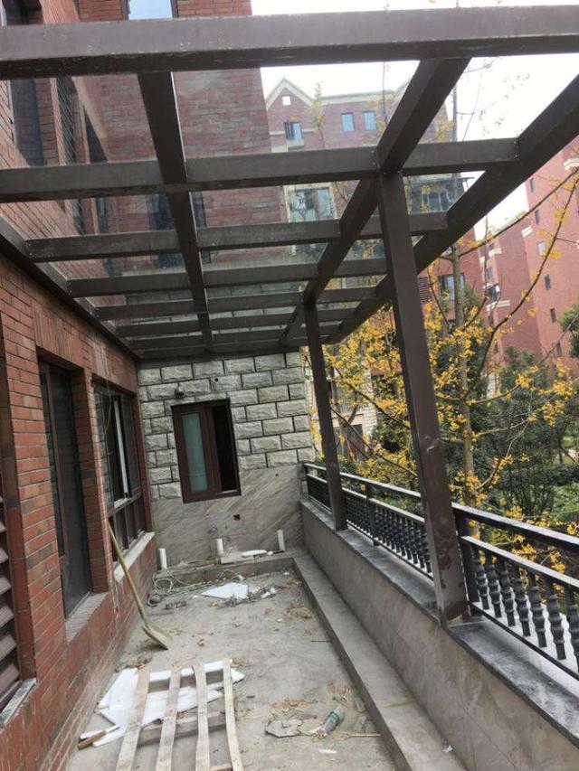 头条问答 - 家里装修要封露台,只封顶四周不封那种.