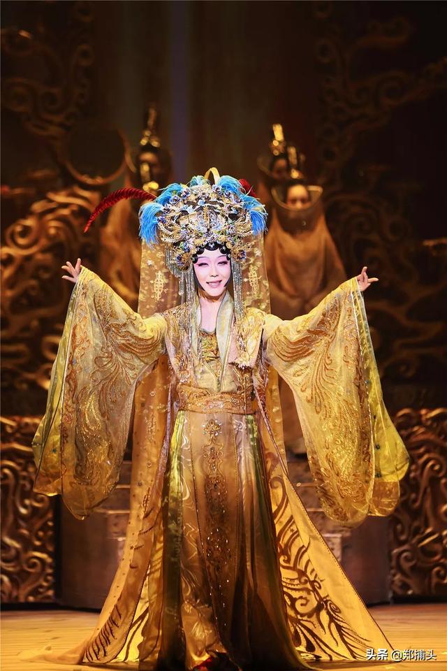 李玉刚是男是女:李玉刚仿女声是天生的还是练成的