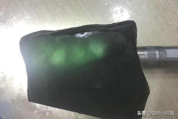 手机手电筒可以鉴别翡翠吗,怎么用强光手电看翡翠原石的种水？