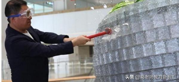 湖南妇女儿童医院的水晶草莓不见了,创始人一锤砸掉30万,网友问“谁买单”？