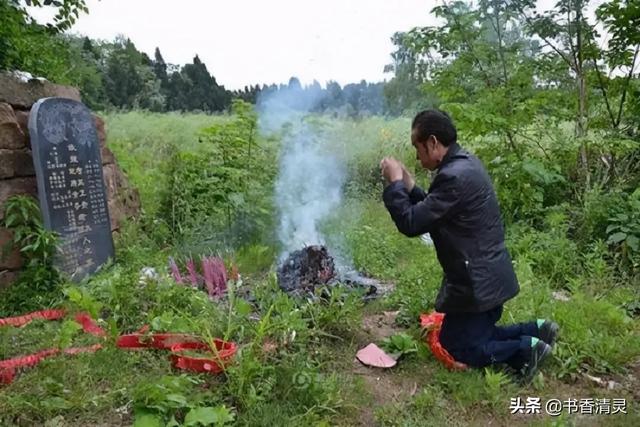 街头祭拜亲人灵异事件:你对街头烧纸祭祀的现象持什么态度？