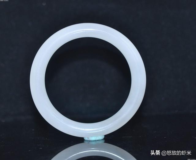 什么样的玉手镯好,什么样的玉手镯好看又显高贵？