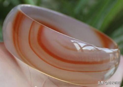 商场卖的和田玉是真的吗,老人说市场上卖的玉都是假的对吗？