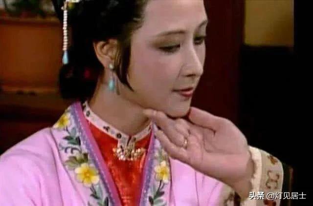 贾母要看手,鸳鸯为什么却掀开了尤二姐的裙子？