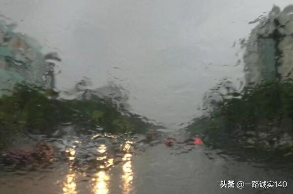 高速下雨靠边停车算违章吗，高速突降大暴雨, 路面都看不清, 能不能减速停车避雨
