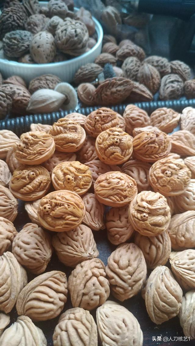 头条问答 - 今天偶然发盘玩的桃核,有一个籽纹路很特别,大伙儿看看像