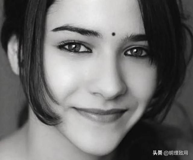 有人认为,长在眉心和嘴角的痣是美人痣.