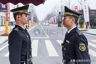 夜间邻居扰民找物业吗:邻居每天深夜扰民，物业起诉、报警、单独找过都没用，该怎么办？