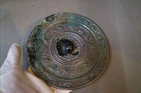 汉朝的青铜透光镜为何可以透光呢