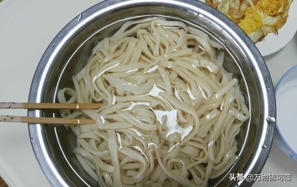 柳岩化身美厨娘:亲们，蜗居在家都制作出了哪些美食呢配图求分享，我也想尝尝