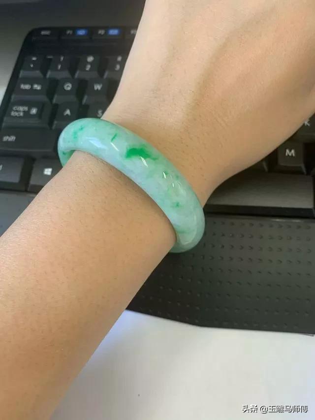 各种手镯图片,大家看看这个手镯怎么样？值多少钱？