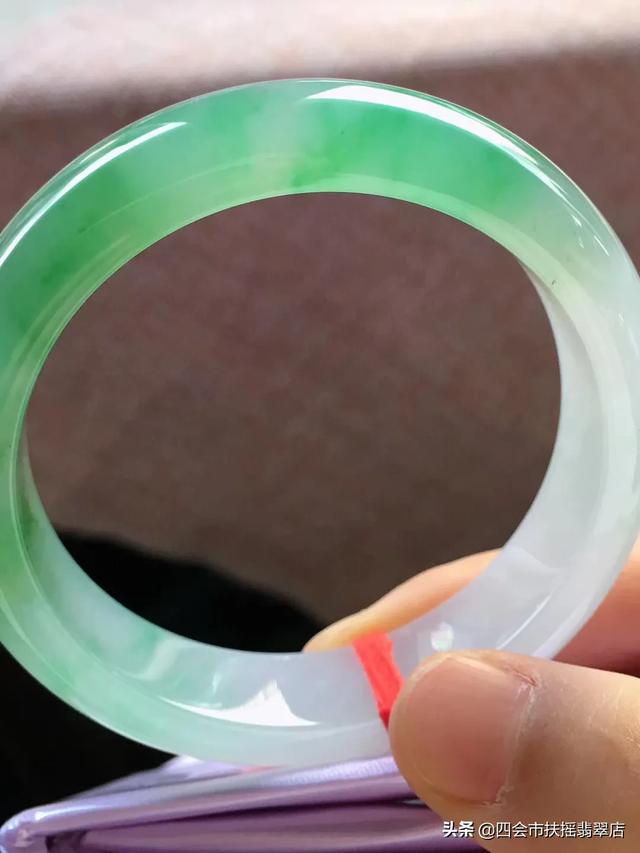 玉手镯戴哪一个手比较好,翡翠玉手镯应该戴哪只手？