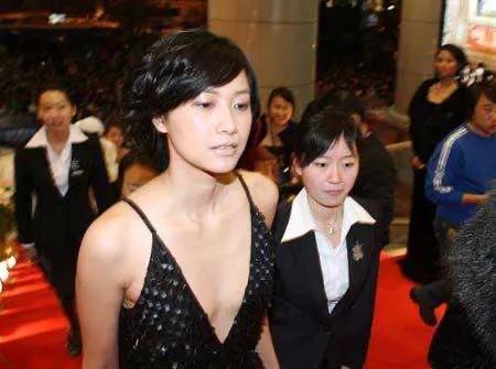徐静蕾光头:才女徐静蕾，娱乐圈的书法家，其书法水平堪比卫夫人、管道升吗？