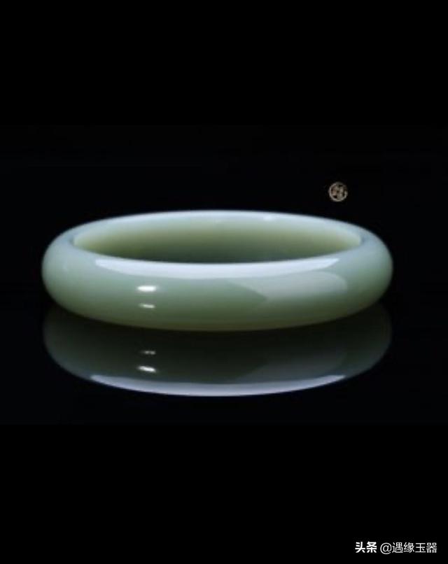 女人戴和田玉手镯的好处,如何买到高质量的和田玉手镯呢？