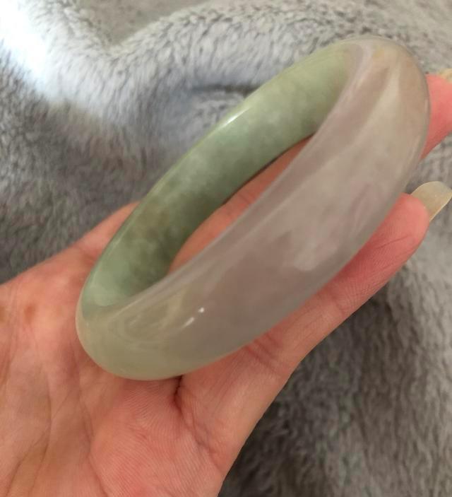 翡翠b货在灯光下的图片,长期佩戴翡翠B货会对人体有害吗？