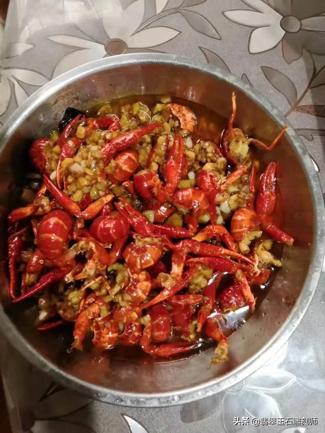 翡翠科普,翡翠戴久了会变绿，这是怎么回事？