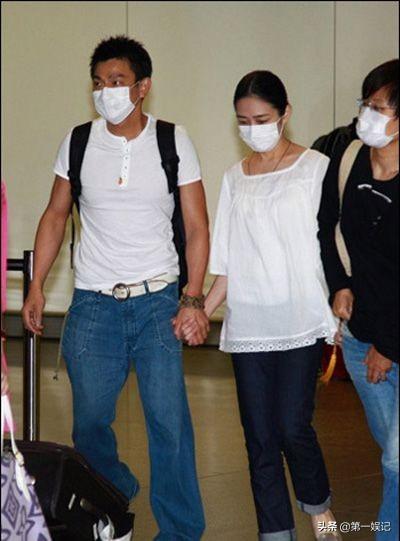 张卫健的老婆是谁:为什么张卫健跟她老婆结婚这么多年却不生孩子，他们是丁克族吗