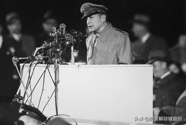 美国五星上将麦克阿瑟是怎样被解职的？为什么？插图94