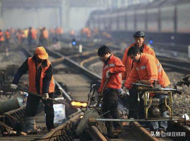 中国铁路发展前景怎样，外企年薪15万和铁路局国企月薪6000，哪个更有发展前景