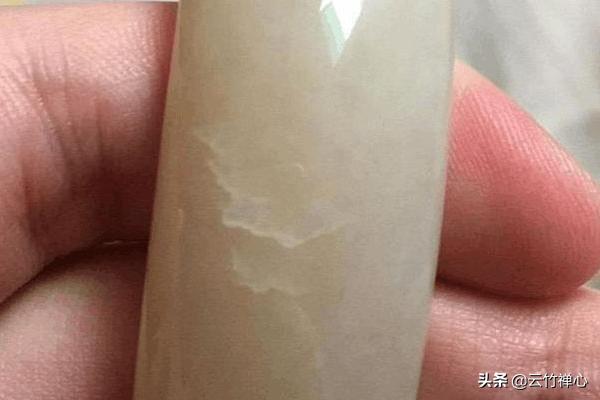 翡翠手镯常见裂痕图片,翡翠手镯有裂缝用双养水能清除吗？