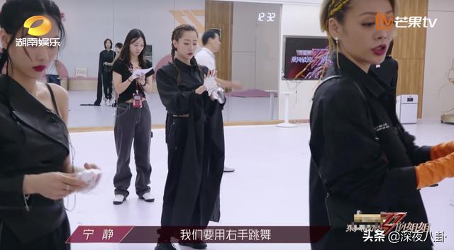 万茜举起受伤手臂:为什么说万茜是《乘风破浪的姐姐》里的皇族？