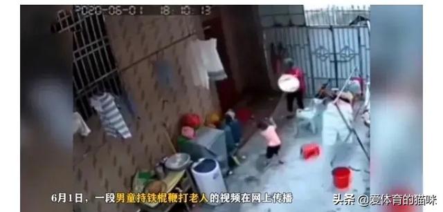 男童持棍殴打老人,无人制止,两分钟后老人痛苦哀嚎,怎么回事？
