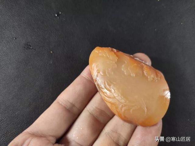 灰色翡翠玉镯是什么玉,黄龙玉是黄蜡石还是玉石？