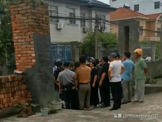 22岁女幼师被割喉，凶手伏法，受害者家门被连日围堵，怎么看？