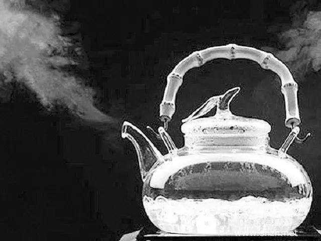 为什么水烧开之后水壶里有尘垢?