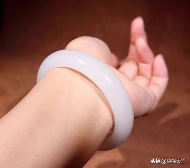 便宜的玉手镯是啥材质,新疆几十块的玉镯怎么样？