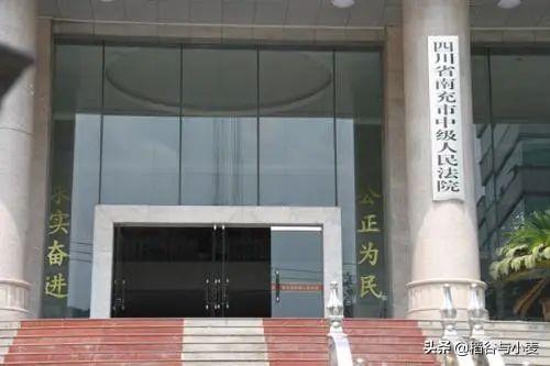 消防员救狗跳粪坑:大家怎么看江西大姐奋不顾身跳下3米粪池救起6岁小男孩这件事？