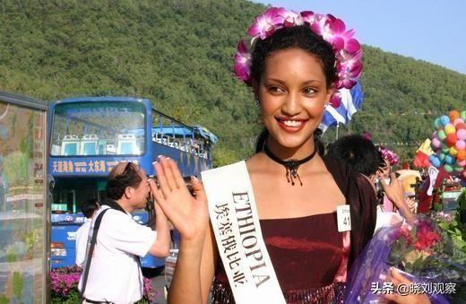 外籍女子虐狗:娶个非洲媳妇，把她的户口迁到中国有多难？