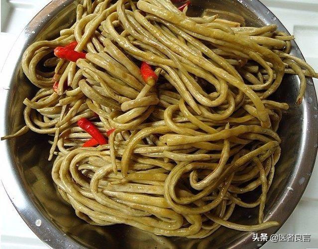 五六十年代的有些人把咸菜当菜吃甚至直接吃盐那个年代为什么没这么多