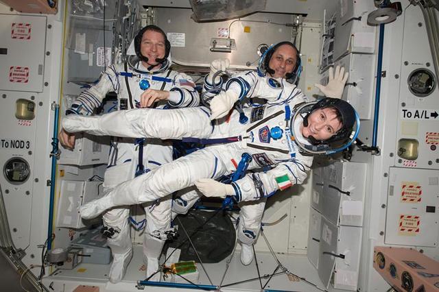 宇航员在外太空发现了什么，女性宇航员在太空来了例假，该怎么办