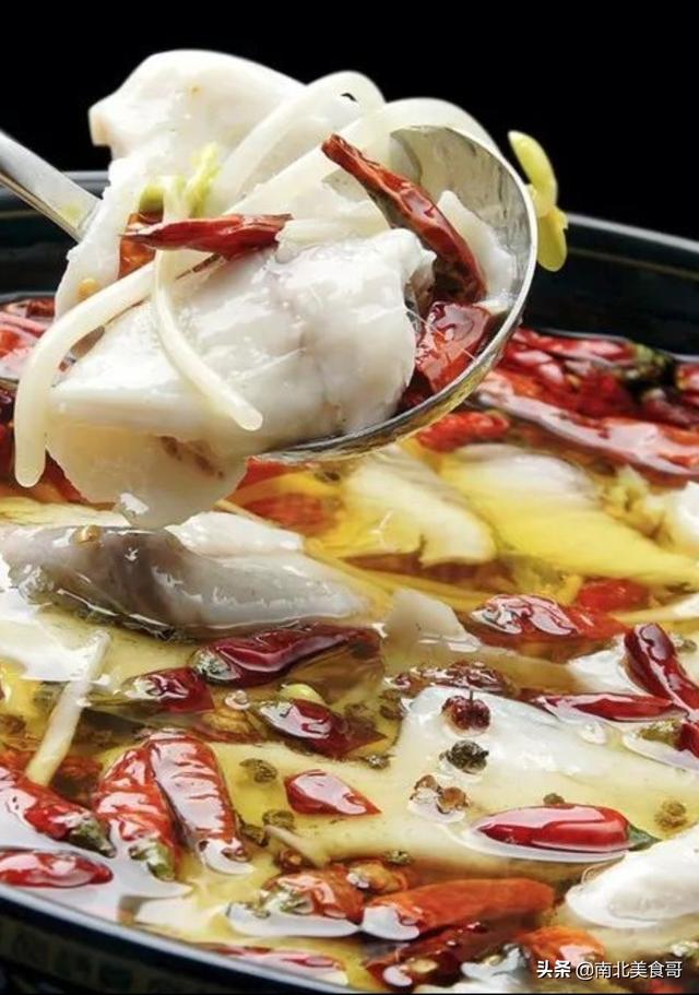餐馆水煮活猫全过程:水煮鱼怎么搞才好呷，冷水煮好还是开水煮好？