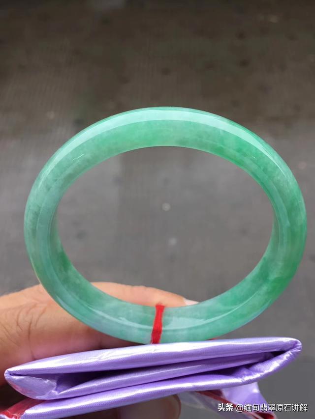 1000元玉镯子图片,一千元的玉镯是什么样的玉？