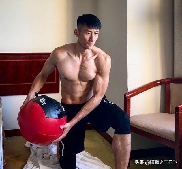 据透露，新疆男篮正在试训一位叫做吴永盛的台湾后卫，你怎么看？