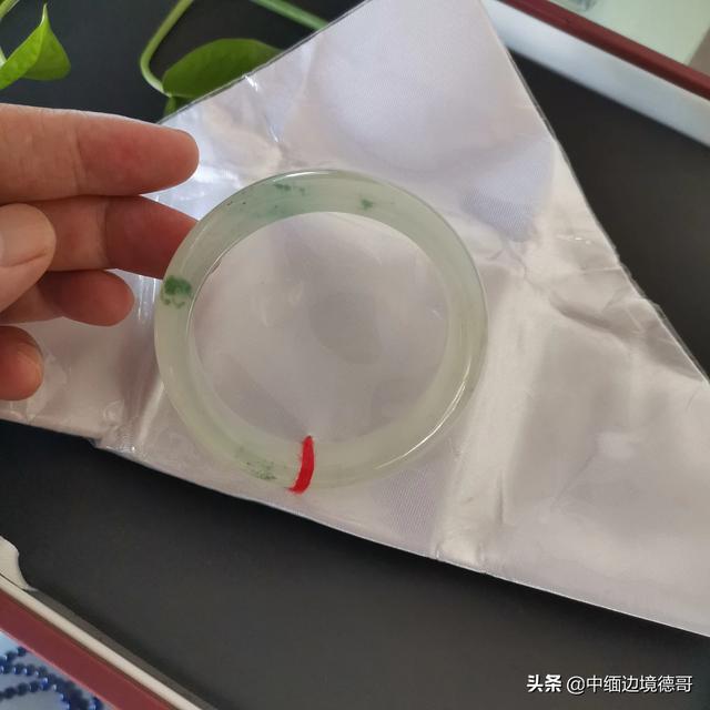 翡翠手镯选什么颜色好,年轻人适合什么颜色的翡翠手镯？