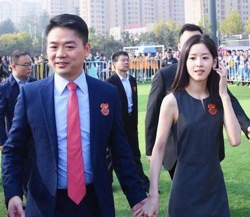 扎克伯格夫妇约会:扎克伯格那么有钱为什么还找一个相貌很平庸的女人做老婆