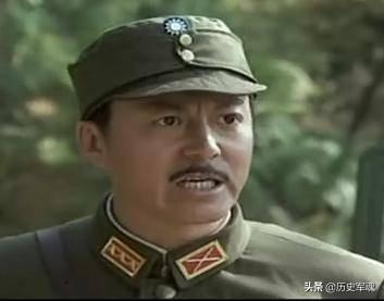 电视剧《河山》里面陕军有的军官,领章为什么一边是星,一边是叉？