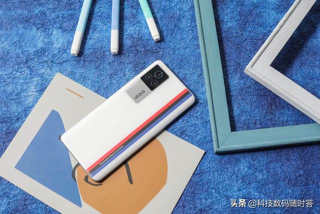 要求信号要好一点,拍照好一点,游戏平时打的不多,不要曲面屏,能不能推荐一款3000左右的手机？