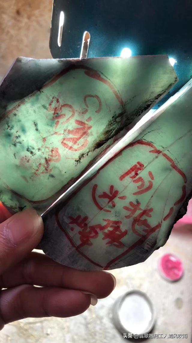 40岁的女人适合什么玉镯,40岁女士首饰适合黄金还是彩金？