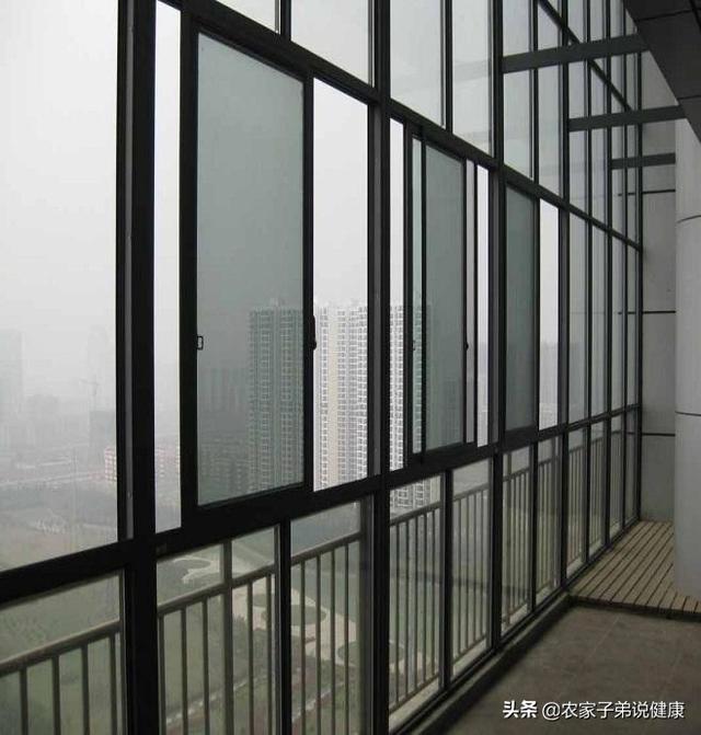 高层新房要不要封阳台，高层建筑封阳台，用推拉窗好还是平开窗好