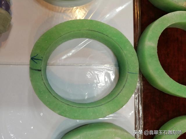 诺里奇梗价格:诺里奇梗 请问如图手镯目前市面多少价位？