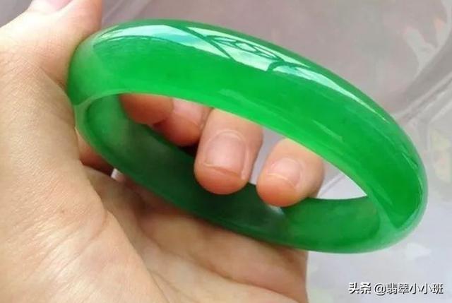 怎么判断翡翠已经戴活了,翡翠戴久了会变绿，这是怎么回事？