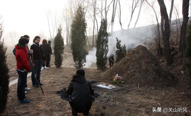 单独一人不能去上坟,为什么清明节不能上两家坟？